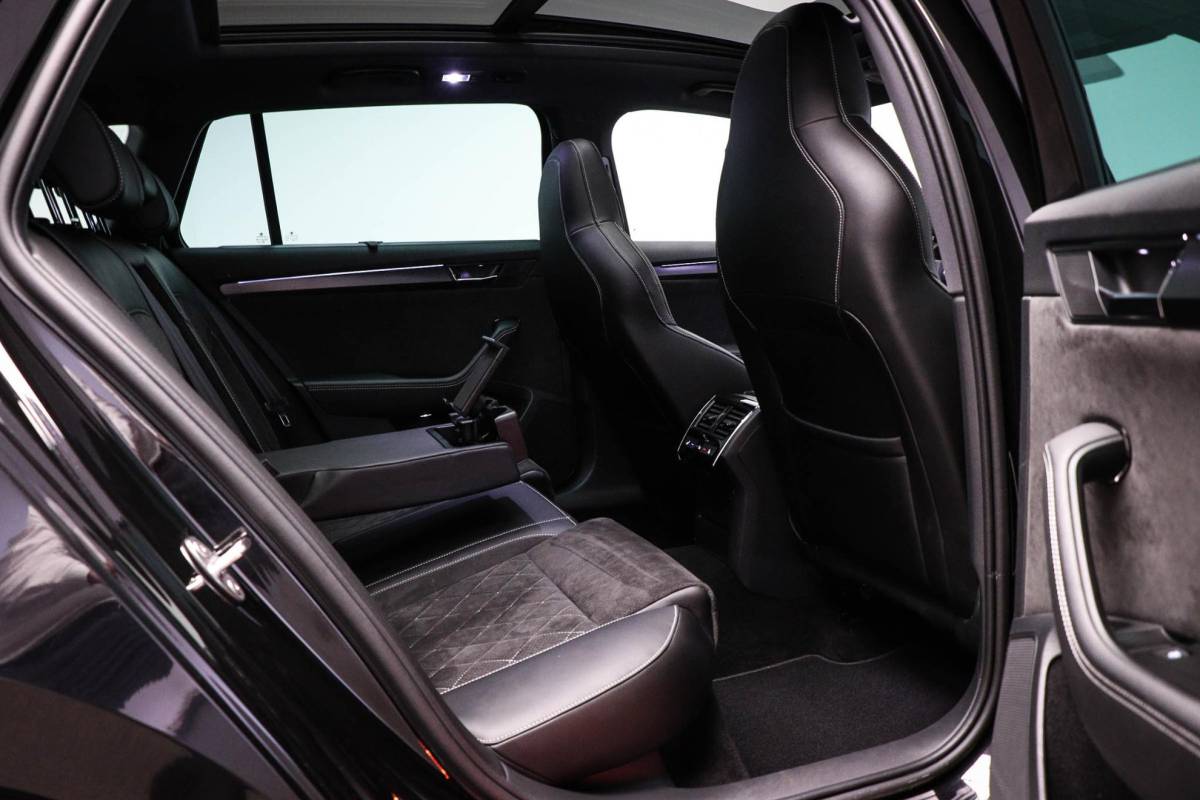 Škoda Superb Skoda Superb Combi 1.4 TSI iV Sportline Business | Panoramadak | Sport stoelen |