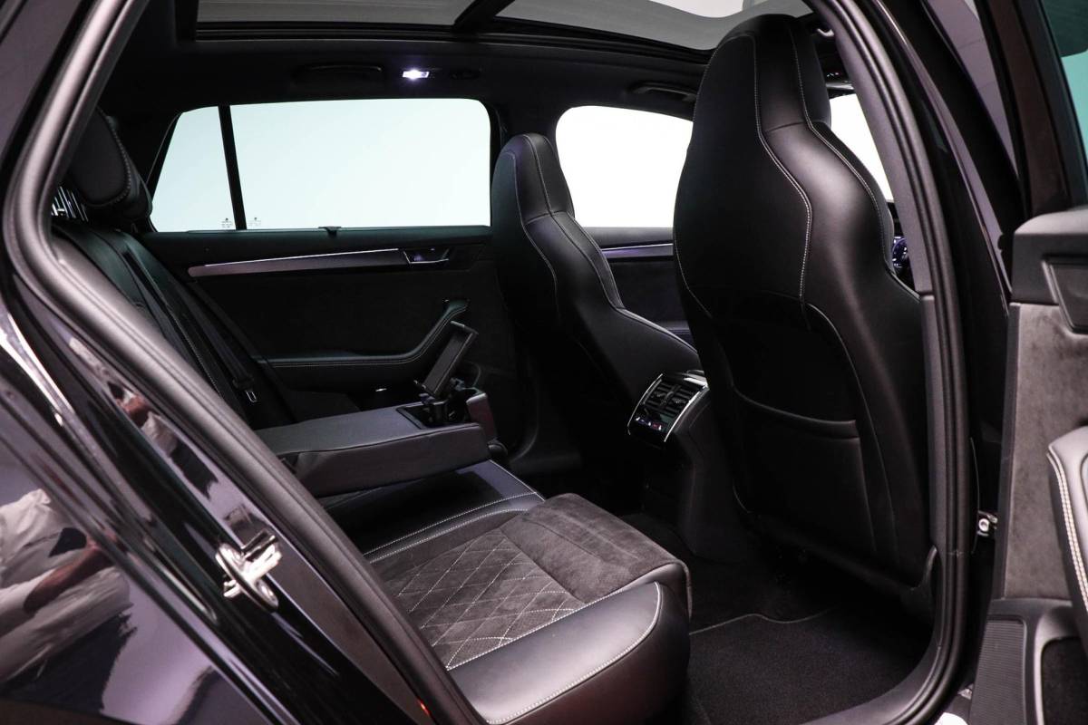 Škoda Superb Skoda Superb Combi 1.4 TSI iV Sportline Business | Panoramadak | Sport stoelen |