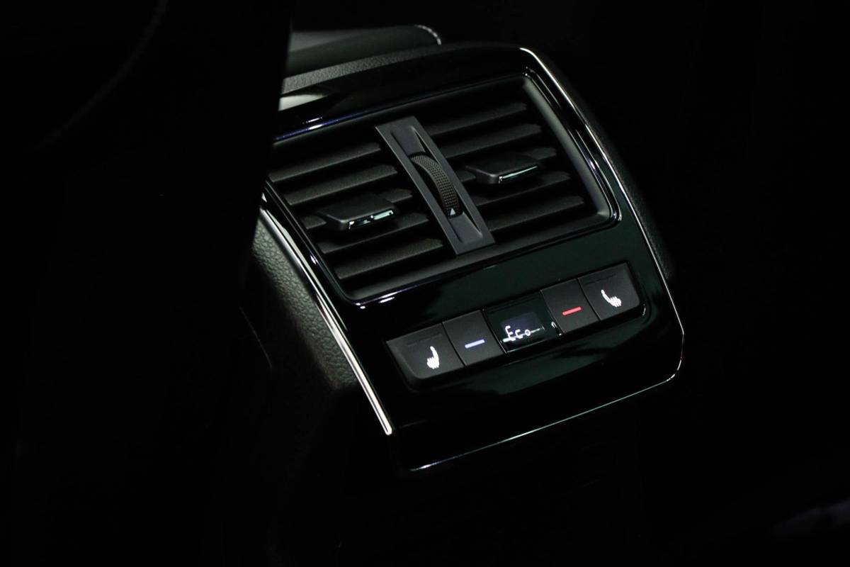 Škoda Superb Skoda Superb Combi 1.4 TSI iV Sportline Business | Panoramadak | Sport stoelen |