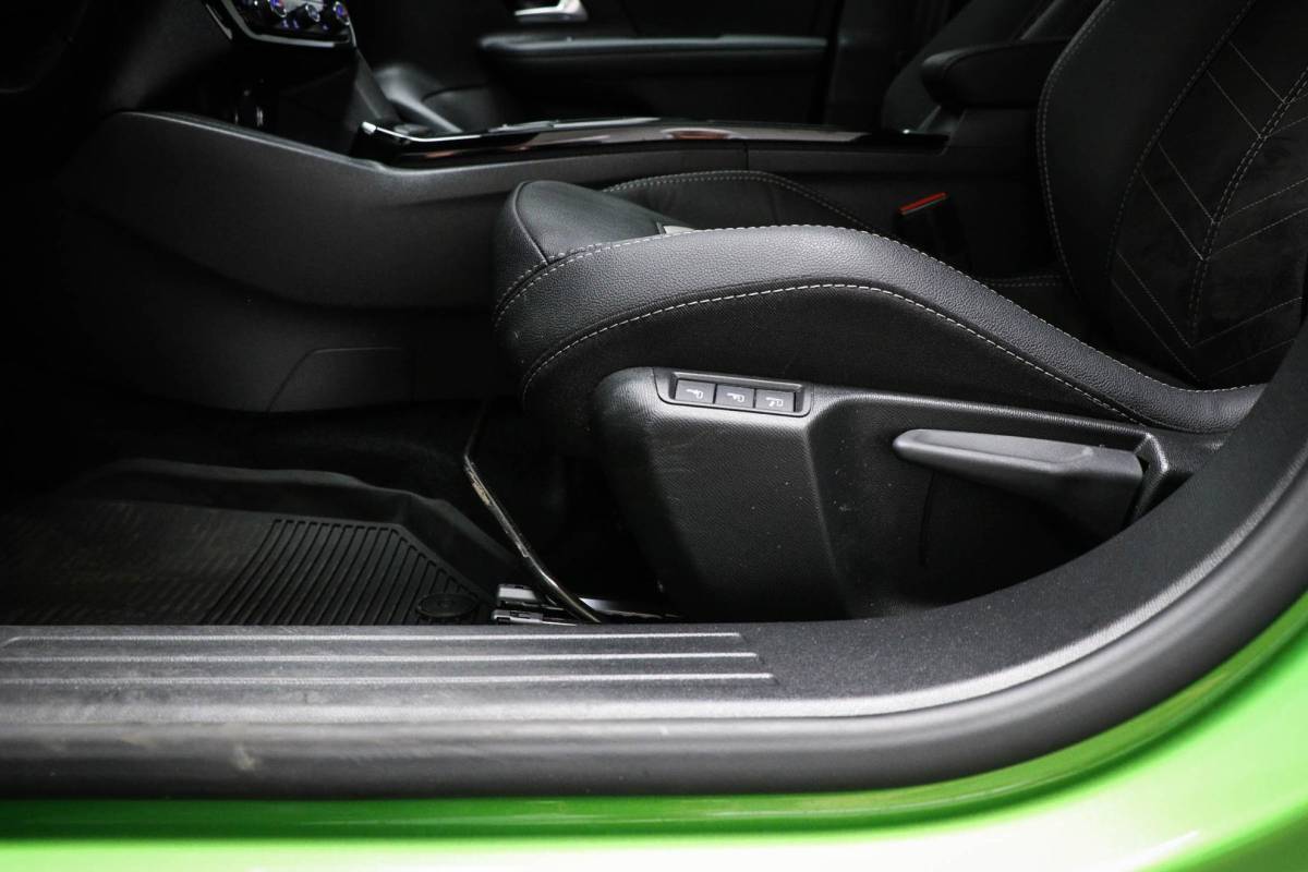 Opel Mokka Opel Mokka 1.2 Turbo Ultimate | COMFORT / TECHNOLOGY- PACK | STUURVERWARMING | DAB | APPLE | CAMERA