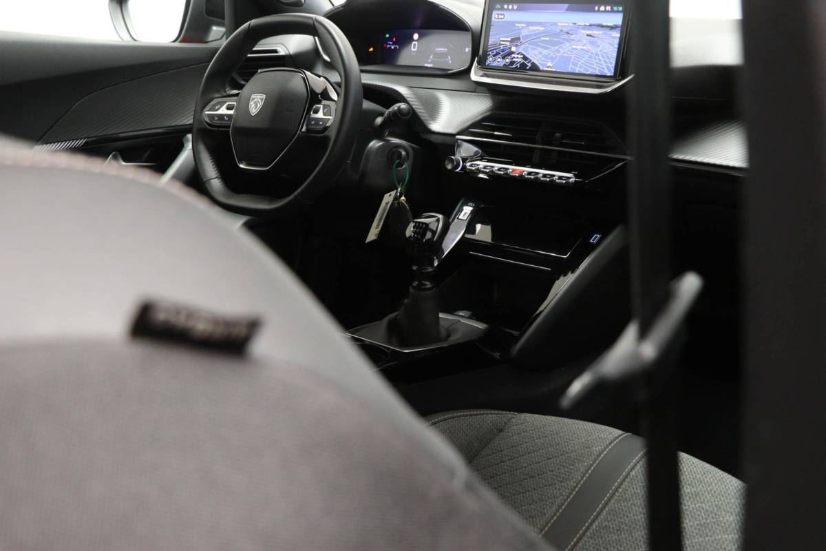 Peugeot 2008 Peugeot 2008 1.2 PureTech 100 Allure | NAVI PACK | LED HALF LEDER | DAB | APPLE | CAMERA