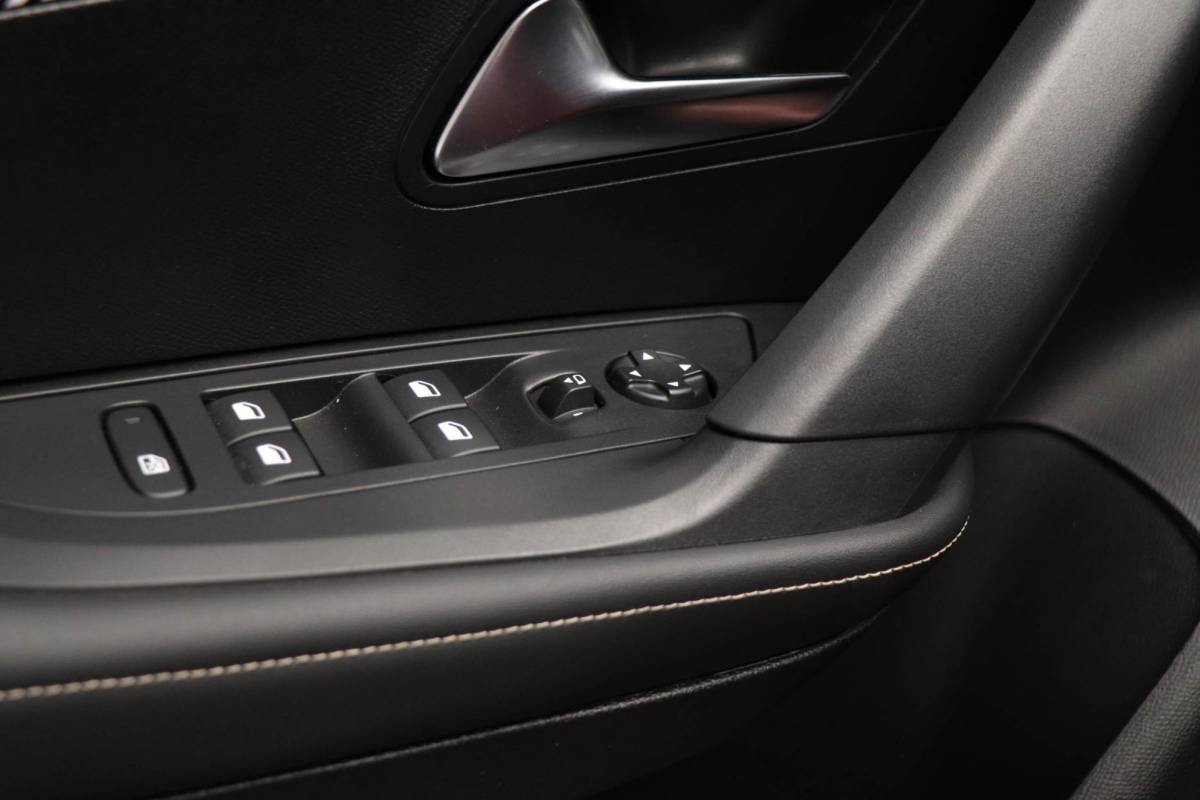 Peugeot 2008 Peugeot 2008 1.2 PureTech 100 Allure | NAVI PACK | LED HALF LEDER | DAB | APPLE | CAMERA