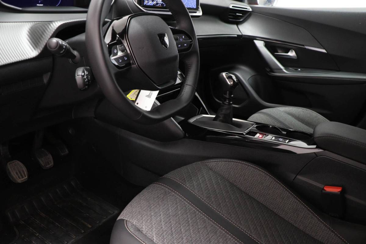Peugeot 2008 Peugeot 2008 1.2 PureTech 100 Allure | NAVI PACK | LED HALF LEDER | DAB | APPLE | CAMERA