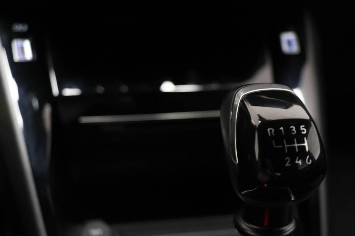 Peugeot 2008 Peugeot 2008 1.2 PureTech 100 Allure | NAVI PACK | LED HALF LEDER | DAB | APPLE | CAMERA