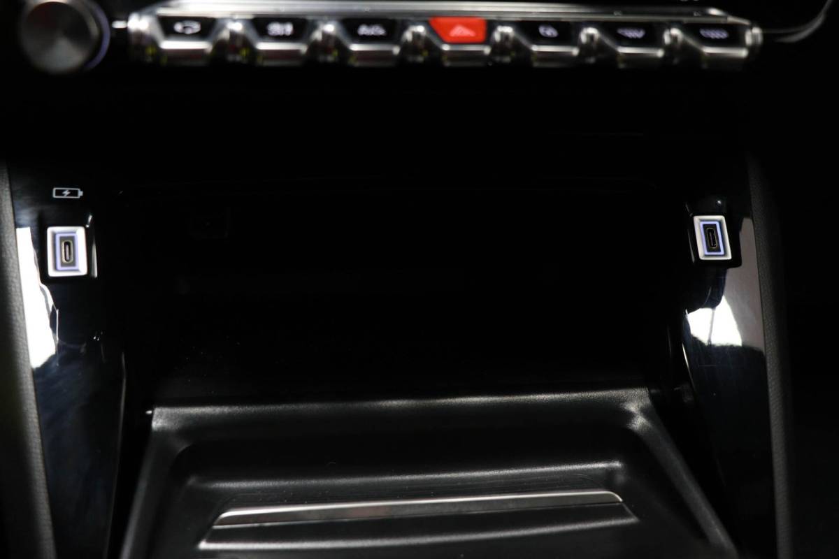 Peugeot 2008 Peugeot 2008 1.2 PureTech 100 Allure | NAVI PACK | LED HALF LEDER | DAB | APPLE | CAMERA