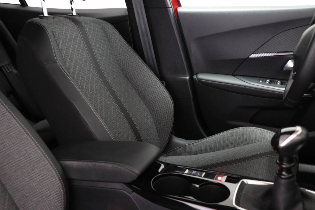 Peugeot 2008 Peugeot 2008 1.2 PureTech 100 Allure | NAVI PACK | LED HALF LEDER | DAB | APPLE | CAMERA
