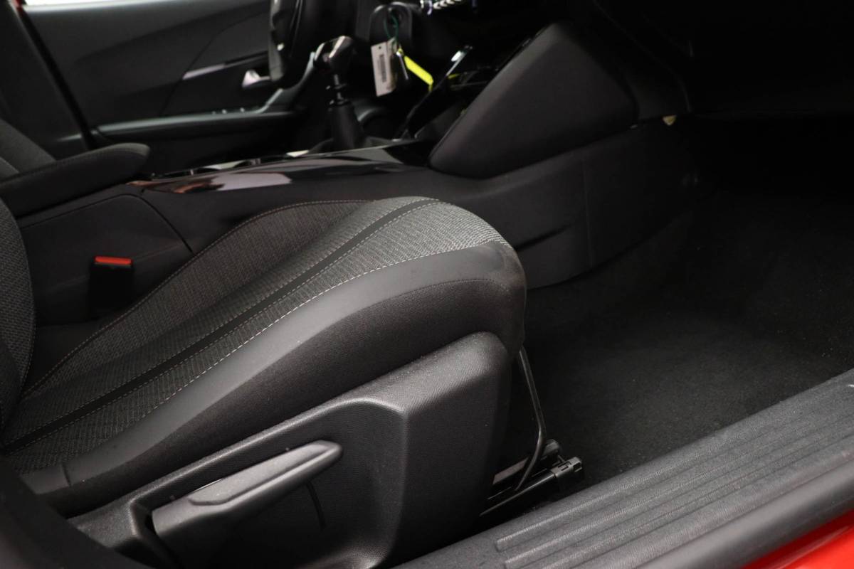 Peugeot 2008 Peugeot 2008 1.2 PureTech 100 Allure | NAVI PACK | LED HALF LEDER | DAB | APPLE | CAMERA