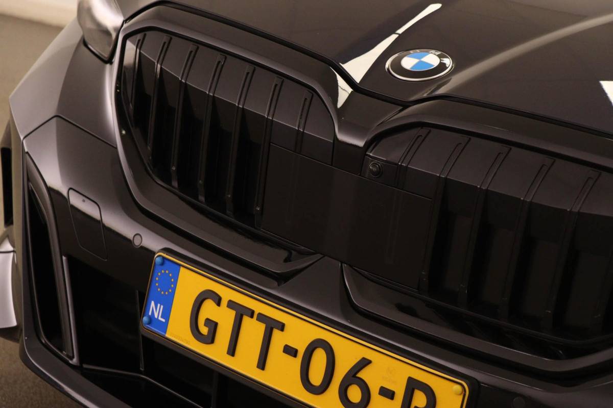 BMW 5 Serie BMW 5-serie 520i M-Sport | COMFORT / INNOVATION / TRAVEL- PACK | HEAD UP | STOELKOELING | STUURVERWARMING | 360 CAMERA