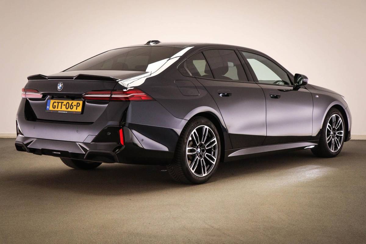 BMW 5 Serie BMW 5-serie 520i M-Sport | COMFORT / INNOVATION / TRAVEL- PACK | HEAD UP | STOELKOELING | STUURVERWARMING | 360 CAMERA