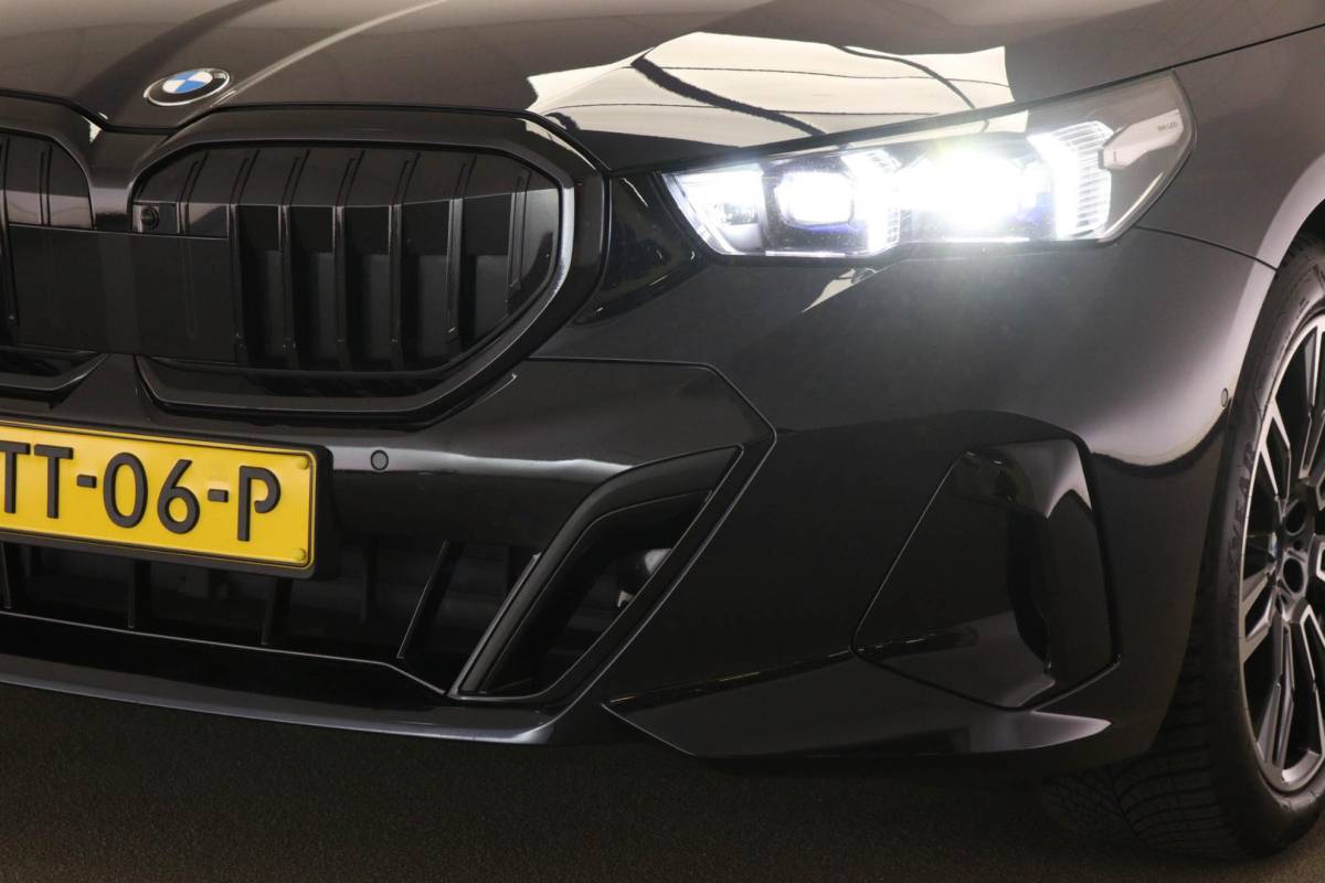 BMW 5 Serie BMW 5-serie 520i M-Sport | COMFORT / INNOVATION / TRAVEL- PACK | HEAD UP | STOELKOELING | STUURVERWARMING | 360 CAMERA