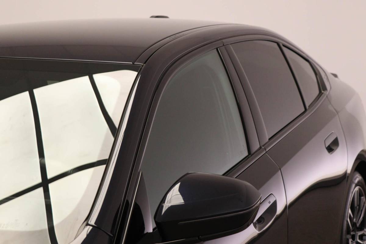 BMW 5 Serie BMW 5-serie 520i M-Sport | COMFORT / INNOVATION / TRAVEL- PACK | HEAD UP | STOELKOELING | STUURVERWARMING | 360 CAMERA