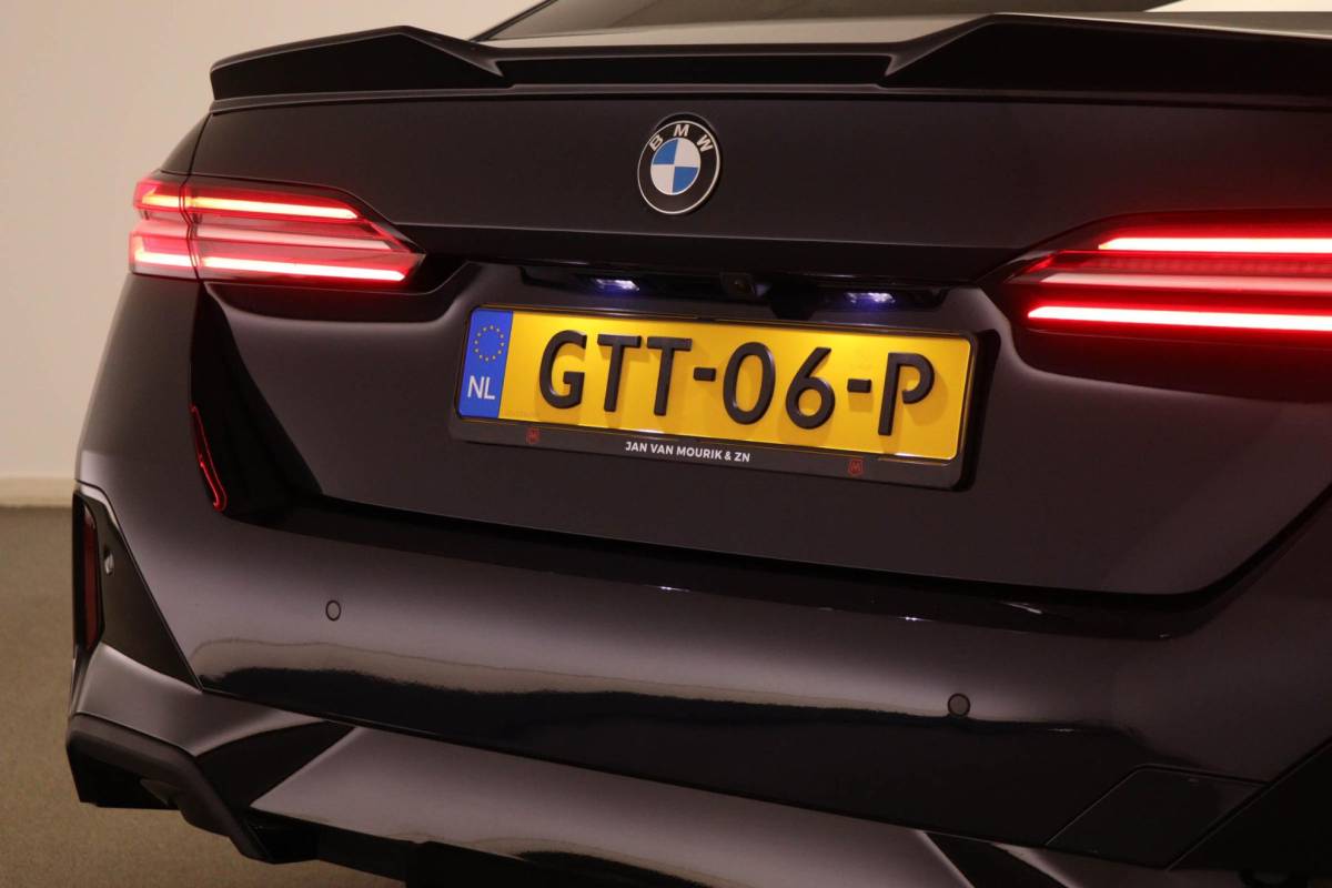 BMW 5 Serie BMW 5-serie 520i M-Sport | COMFORT / INNOVATION / TRAVEL- PACK | HEAD UP | STOELKOELING | STUURVERWARMING | 360 CAMERA