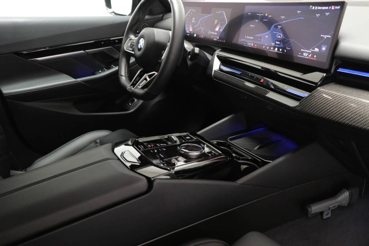 BMW 5 Serie BMW 5-serie 520i M-Sport | COMFORT / INNOVATION / TRAVEL- PACK | HEAD UP | STOELKOELING | STUURVERWARMING | 360 CAMERA