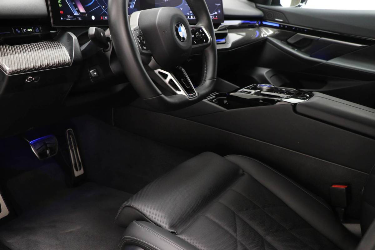 BMW 5 Serie BMW 5-serie 520i M-Sport | COMFORT / INNOVATION / TRAVEL- PACK | HEAD UP | STOELKOELING | STUURVERWARMING | 360 CAMERA