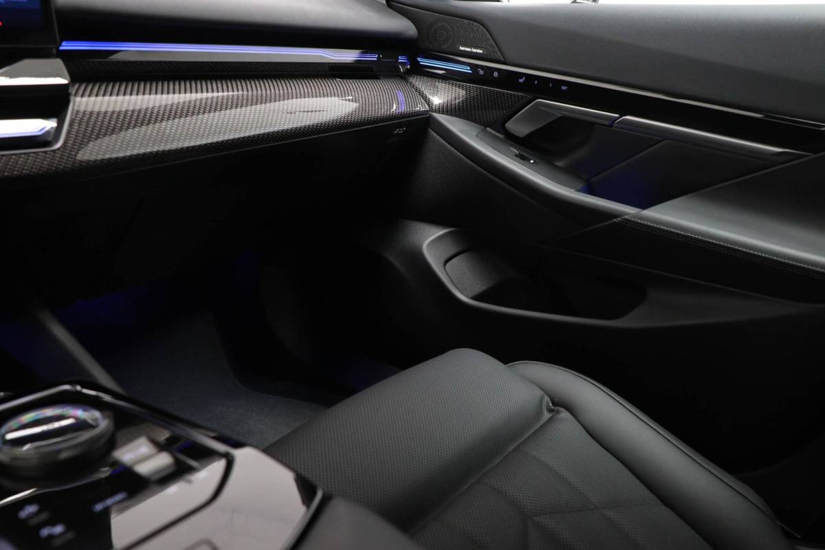 BMW 5 Serie BMW 5-serie 520i M-Sport | COMFORT / INNOVATION / TRAVEL- PACK | HEAD UP | STOELKOELING | STUURVERWARMING | 360 CAMERA