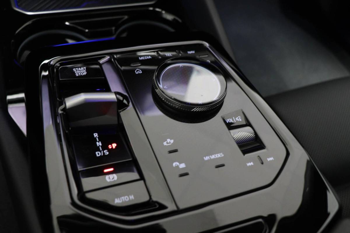 BMW 5 Serie BMW 5-serie 520i M-Sport | COMFORT / INNOVATION / TRAVEL- PACK | HEAD UP | STOELKOELING | STUURVERWARMING | 360 CAMERA