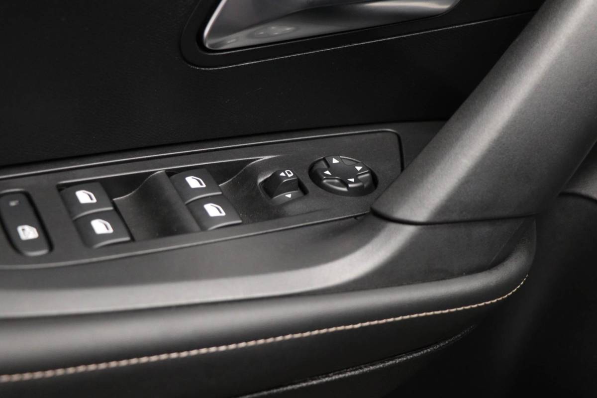 Peugeot 2008 Peugeot 2008 1.2 PureTech 100 Allure | NAVIGATIE PACK | DAB | APPLE | CAMERA