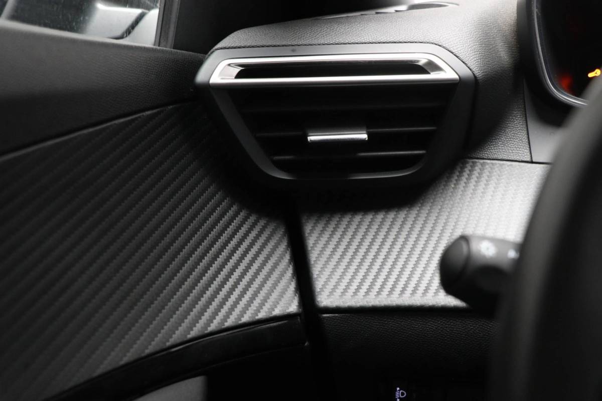 Peugeot 2008 Peugeot 2008 1.2 PureTech 100 Allure | NAVIGATIE PACK | DAB | APPLE | CAMERA