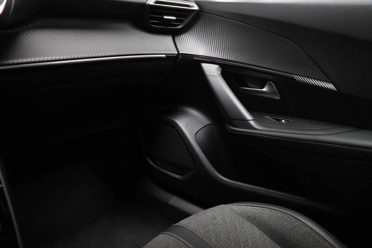 Peugeot 2008 Peugeot 2008 1.2 PureTech 100 Allure | NAVIGATIE PACK | DAB | APPLE | CAMERA