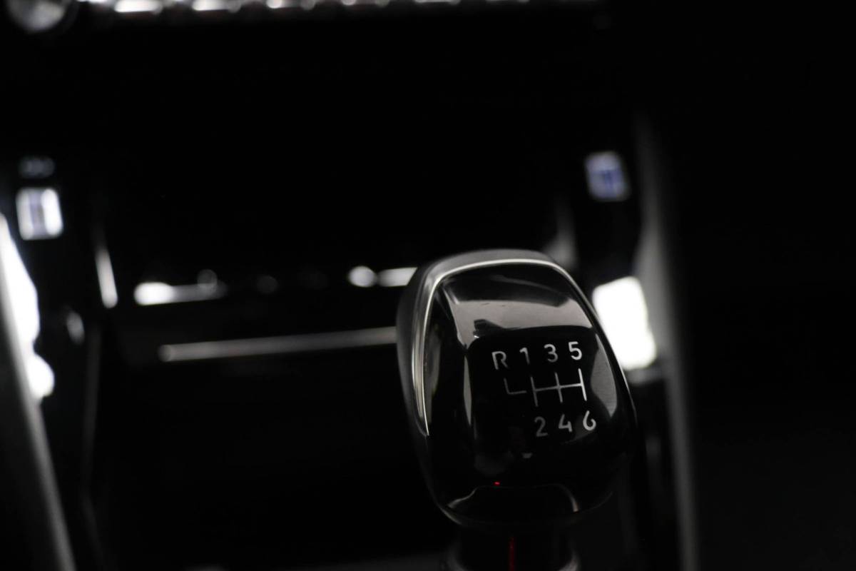 Peugeot 2008 Peugeot 2008 1.2 PureTech 100 Allure | NAVIGATIE PACK | DAB | APPLE | CAMERA