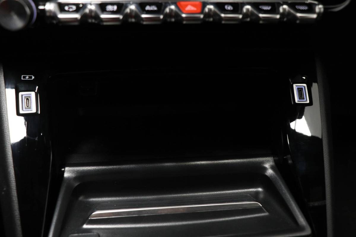 Peugeot 2008 Peugeot 2008 1.2 PureTech 100 Allure | NAVIGATIE PACK | DAB | APPLE | CAMERA