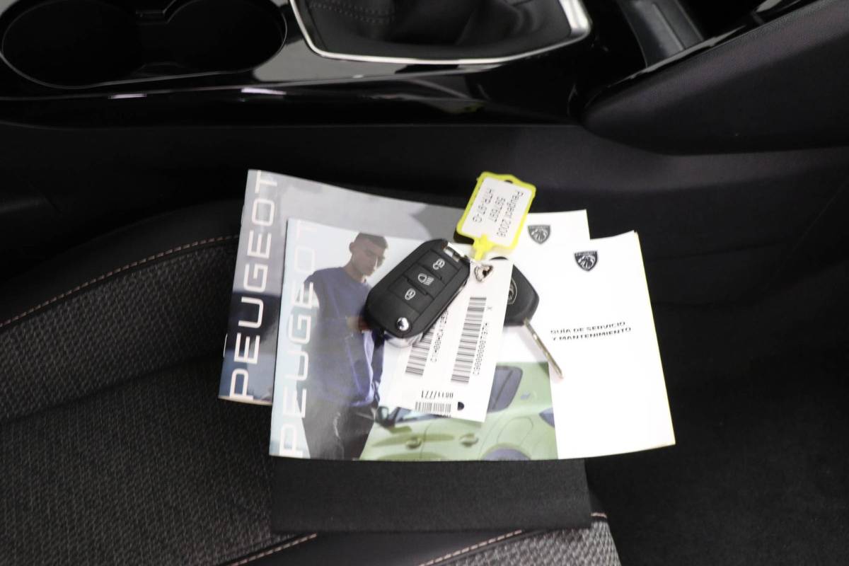 Peugeot 2008 Peugeot 2008 1.2 PureTech 100 Allure | NAVIGATIE PACK | DAB | APPLE | CAMERA