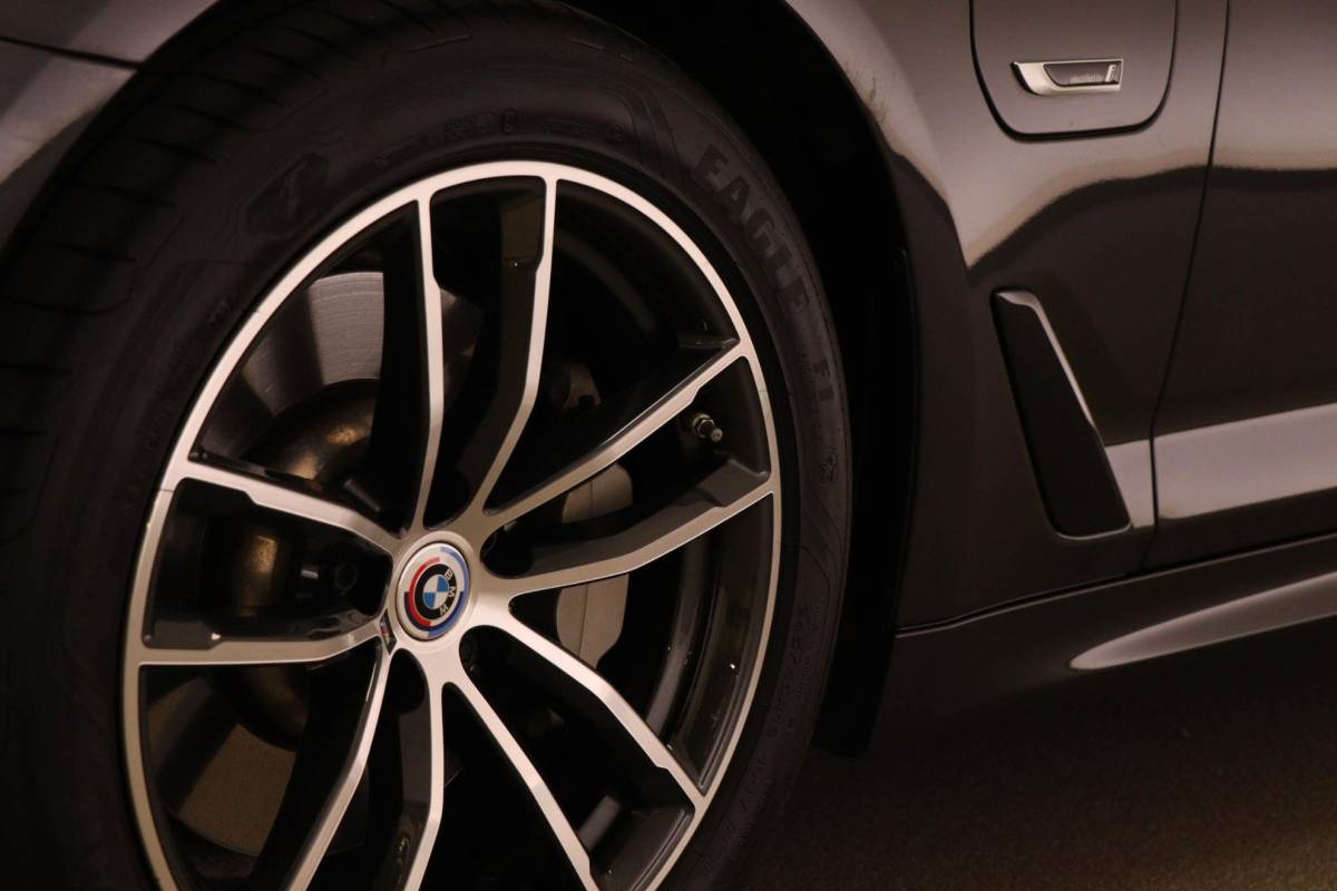 BMW 5 Serie BMW 5-serie Touring 530e M-Sport Business Edition Plus | PANORAMADAK | COMFORT ACCES / SAFETY / PARKING- PACK | HEAD UP