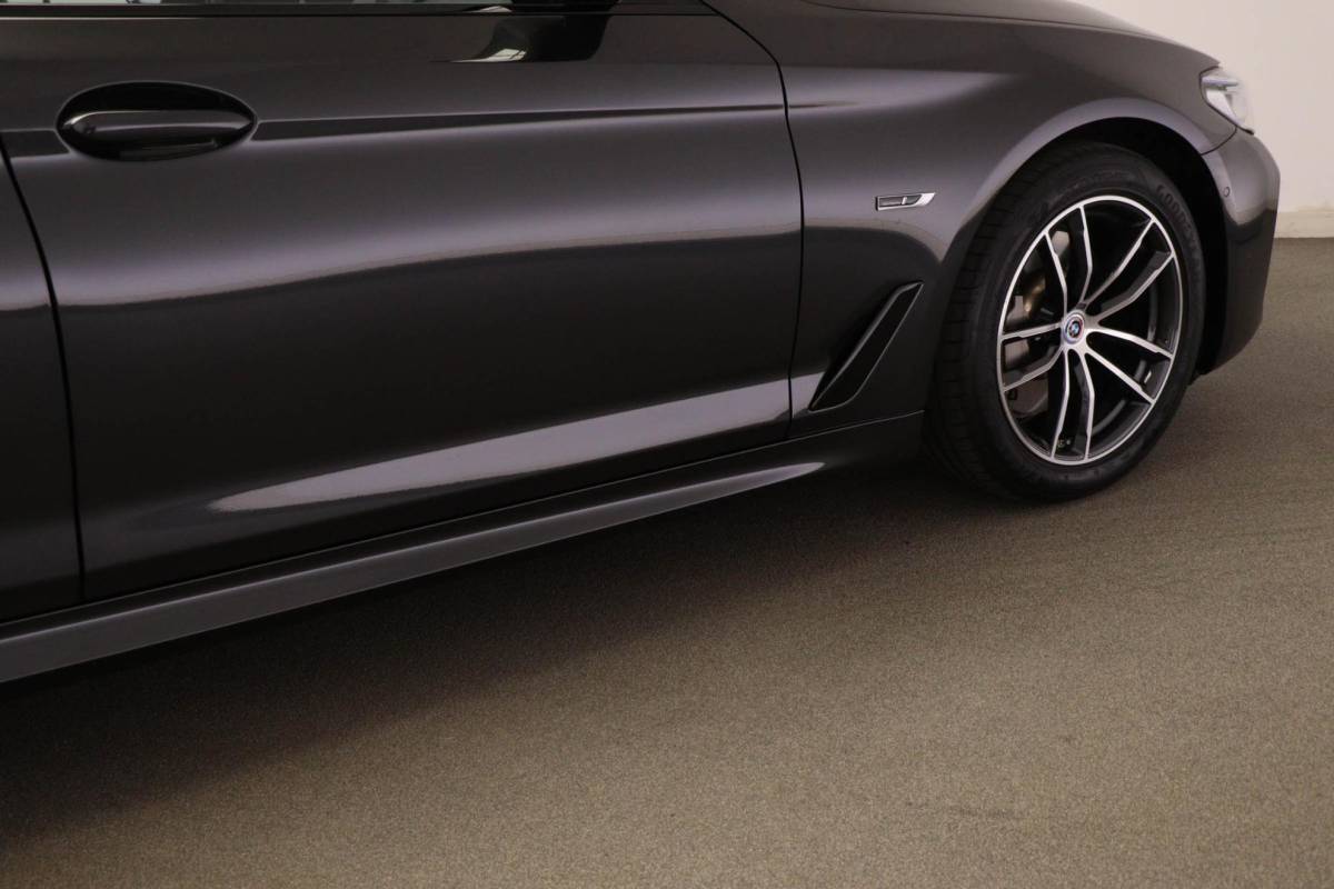 BMW 5 Serie BMW 5-serie Touring 530e M-Sport Business Edition Plus | PANORAMADAK | COMFORT ACCES / SAFETY / PARKING- PACK | HEAD UP