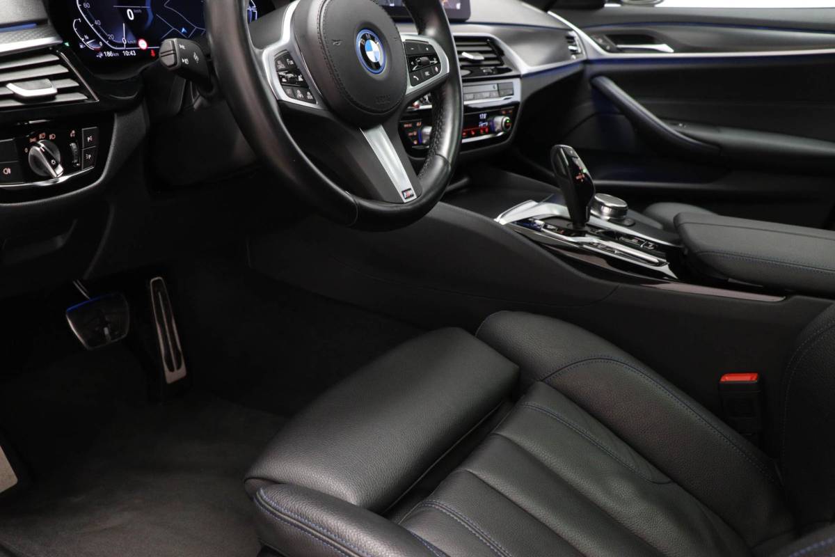 BMW 5 Serie BMW 5-serie Touring 530e M-Sport Business Edition Plus | PANORAMADAK | COMFORT ACCES / SAFETY / PARKING- PACK | HEAD UP