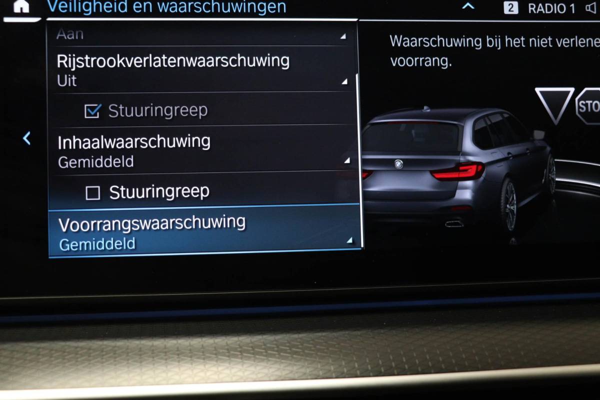 BMW 5 Serie BMW 5-serie Touring 530e M-Sport Business Edition Plus | PANORAMADAK | COMFORT ACCES / SAFETY / PARKING- PACK | HEAD UP