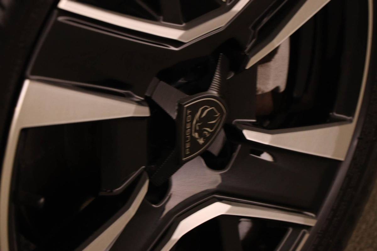 Peugeot 208 Peugeot 208 Hybrid 100 e-DCS6 Allure | NAVI / DRIVE ASSIST PLUS- PACK | STOELVERWARMING | DAB | APPLE | CAMERA