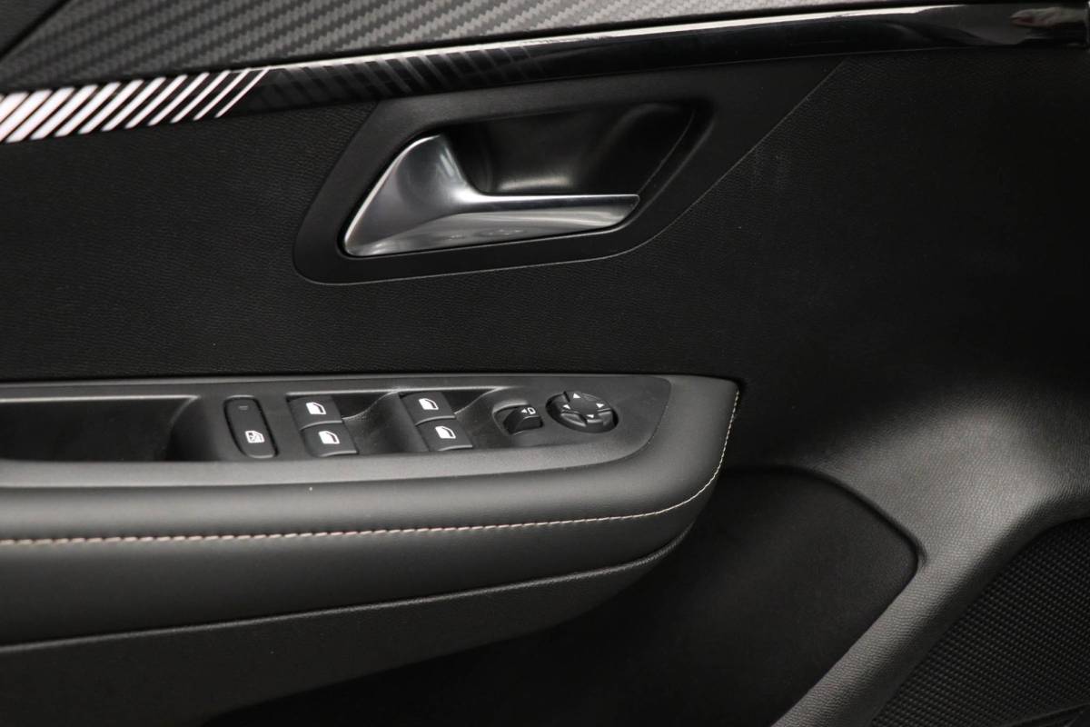 Peugeot 208 Peugeot 208 Hybrid 100 e-DCS6 Allure | NAVI / DRIVE ASSIST PLUS- PACK | STOELVERWARMING | DAB | APPLE | CAMERA