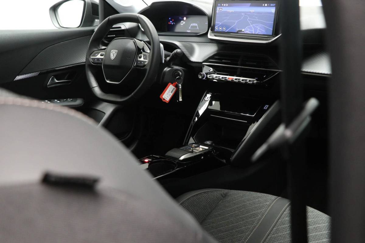 Peugeot 208 Peugeot 208 Hybrid 100 e-DCS6 Allure | NAVI / DRIVE ASSIST PLUS- PACK | STOELVERWARMING | DAB | APPLE | CAMERA