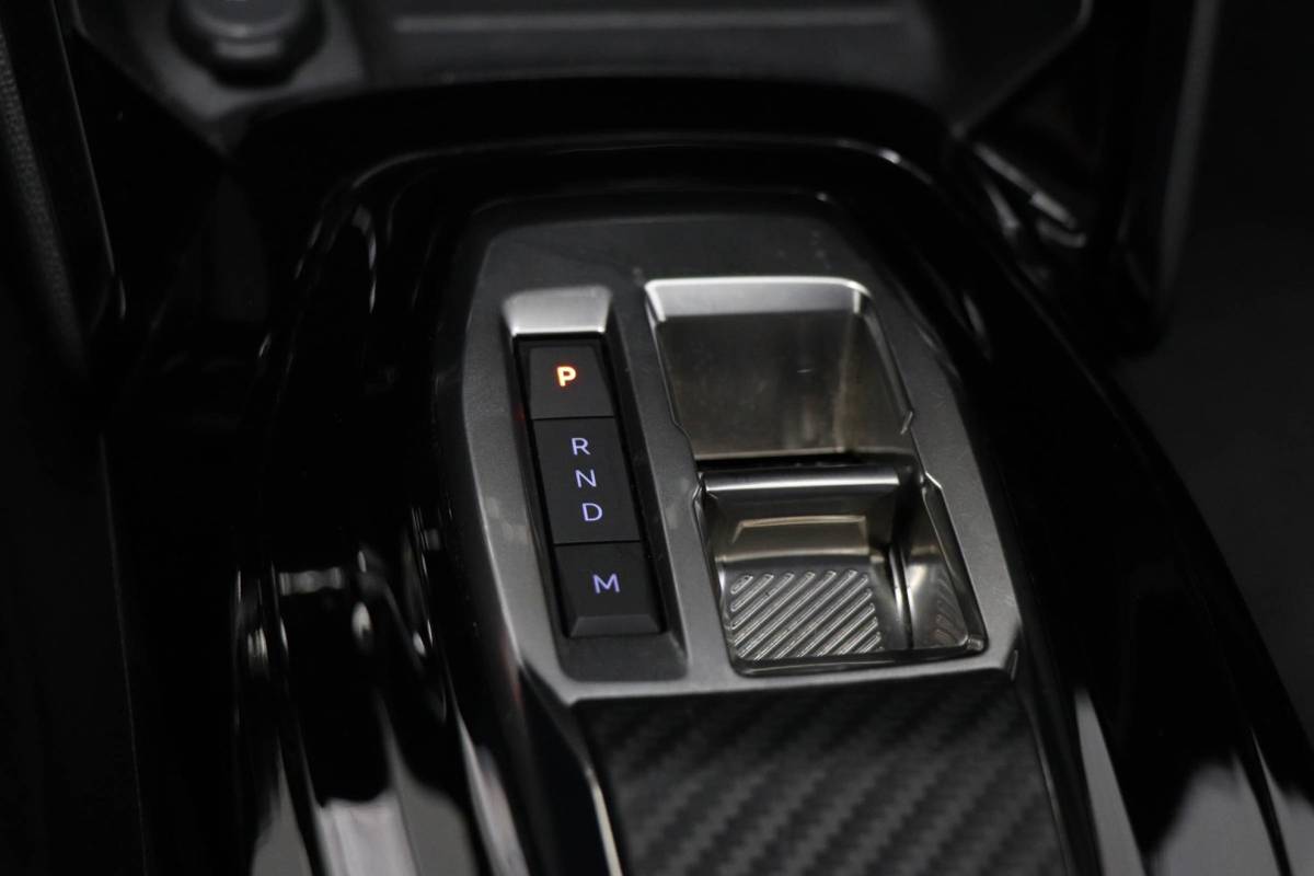 Peugeot 208 Peugeot 208 Hybrid 100 e-DCS6 Allure | NAVI / DRIVE ASSIST PLUS- PACK | STOELVERWARMING | DAB | APPLE | CAMERA