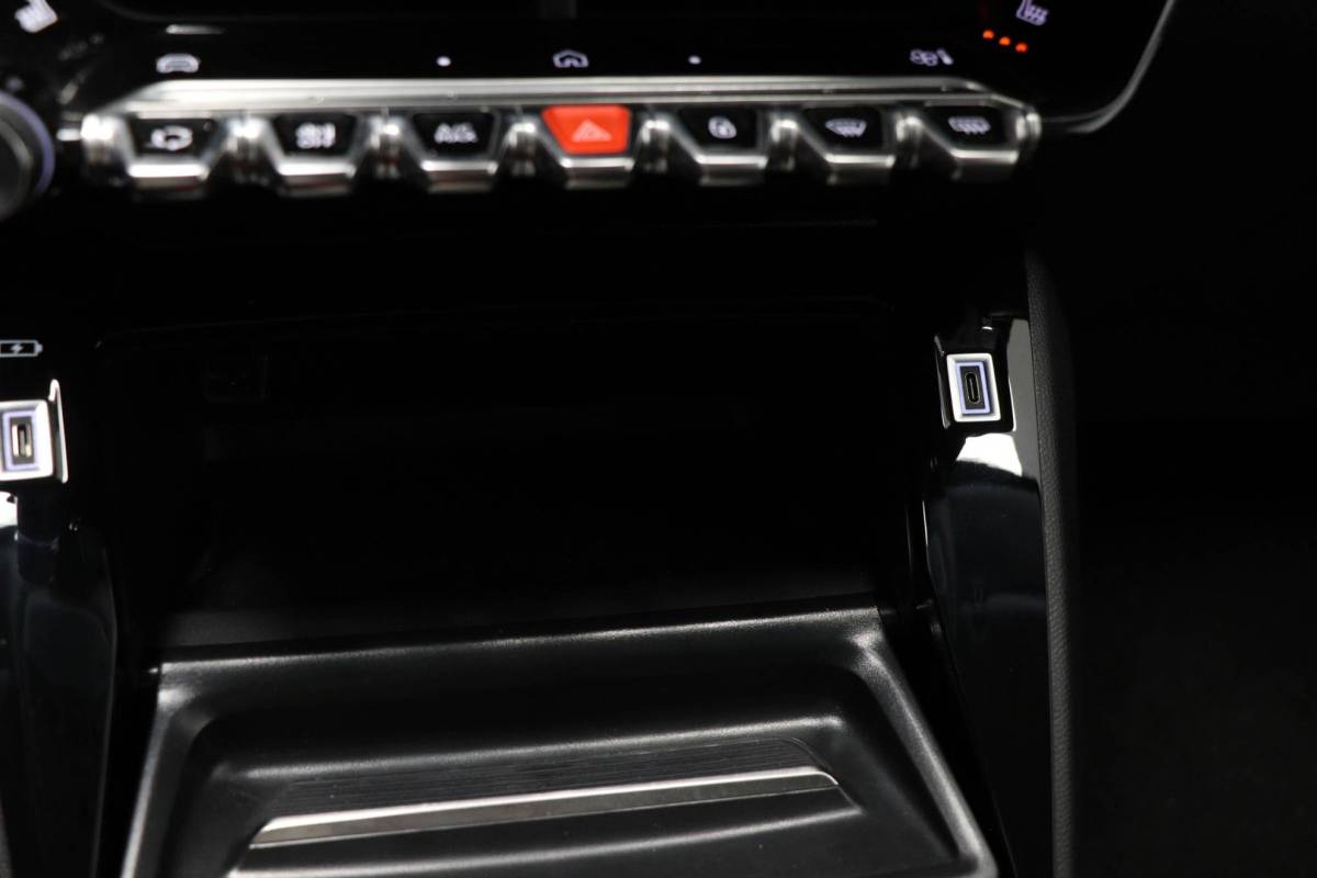 Peugeot 208 Peugeot 208 Hybrid 100 e-DCS6 Allure | NAVI / DRIVE ASSIST PLUS- PACK | STOELVERWARMING | DAB | APPLE | CAMERA