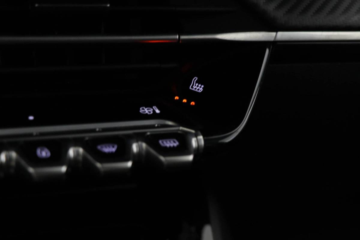 Peugeot 208 Peugeot 208 Hybrid 100 e-DCS6 Allure | NAVI / DRIVE ASSIST PLUS- PACK | STOELVERWARMING | DAB | APPLE | CAMERA