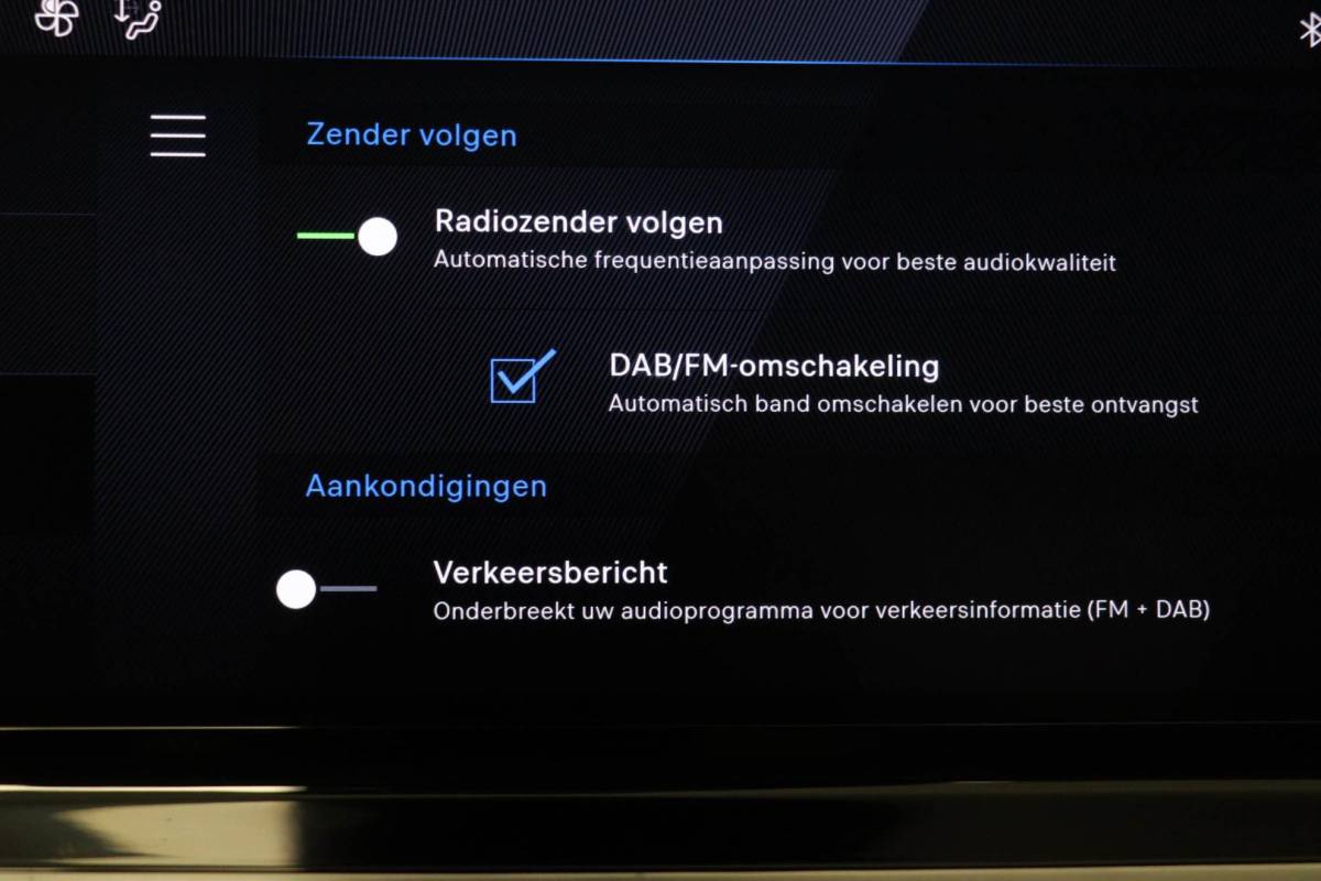 Peugeot 208 Peugeot 208 Hybrid 100 e-DCS6 Allure | NAVI / DRIVE ASSIST PLUS- PACK | STOELVERWARMING | DAB | APPLE | CAMERA