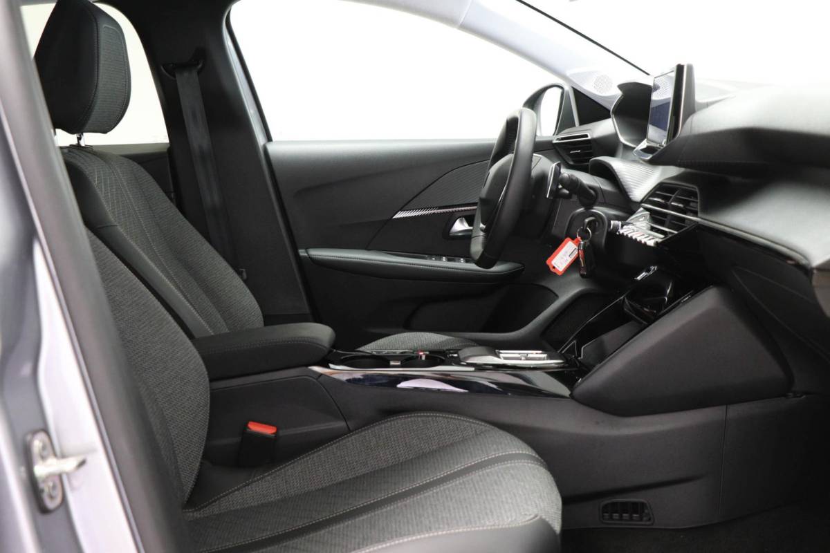 Peugeot 208 Peugeot 208 Hybrid 100 e-DCS6 Allure | NAVI / DRIVE ASSIST PLUS- PACK | STOELVERWARMING | DAB | APPLE | CAMERA