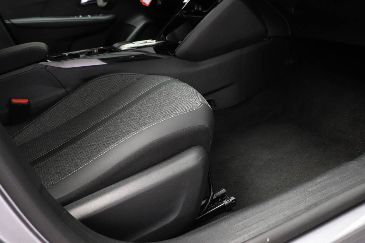 Peugeot 208 Peugeot 208 Hybrid 100 e-DCS6 Allure | NAVI / DRIVE ASSIST PLUS- PACK | STOELVERWARMING | DAB | APPLE | CAMERA