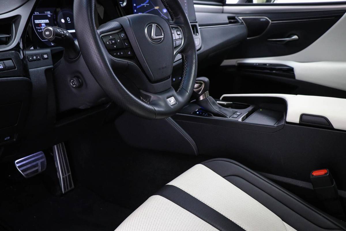 Lexus ES Lexus ES 300h F Sport Line | LEDER | HEAD UP | DAB | MARK LEVINSON