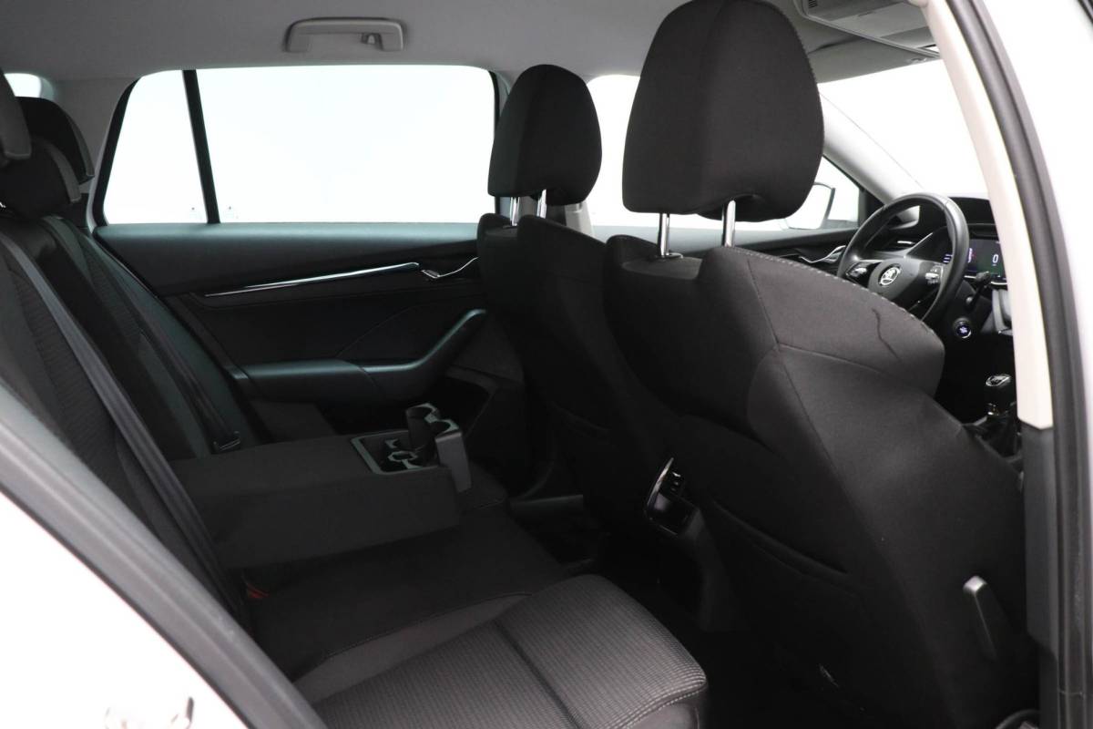 Škoda Octavia Skoda Octavia Combi 1.0 TSI Business Edition | STOELVERWARMING | DAB | APPLE | EASY OPEN | CAMERA | 17″