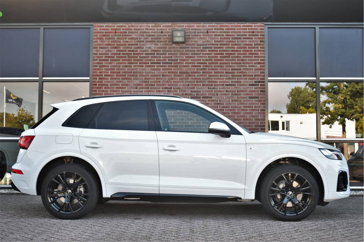 Audi Q5 Audi Q5 50 TFSI e S-Edition Pano Trekhaak Optic-black Sfeer Camera