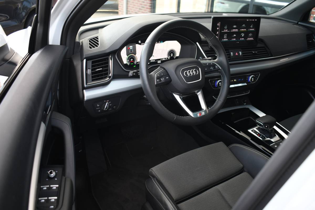 Audi Q5 Audi Q5 50 TFSI e S-Edition Pano Trekhaak Optic-black Sfeer Camera