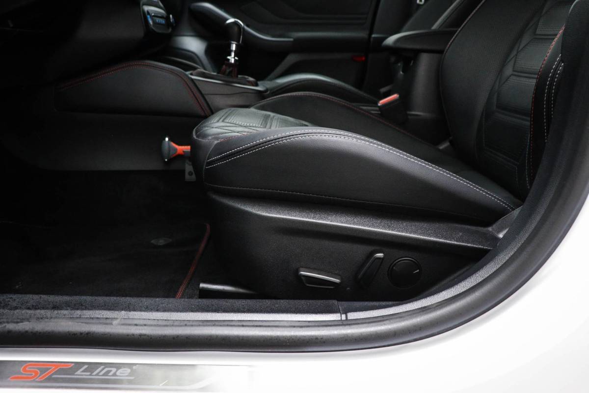 Ford Focus Ford Focus Wagon 1.0 EcoBoost Hybrid ST Line X | WINTER / DRIVER ASSISTANCE- PACK | DAB | APPLE | CAMERA