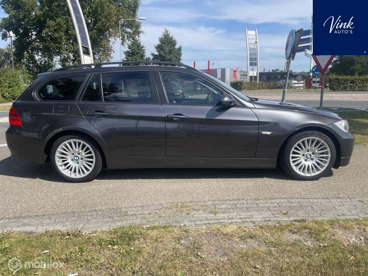 BMW 3 Serie BMW 3-serie Touring 318i Business Line AUTOMAAT|Trekhaak|Navigatie|Parkeersensoren|Climate Control