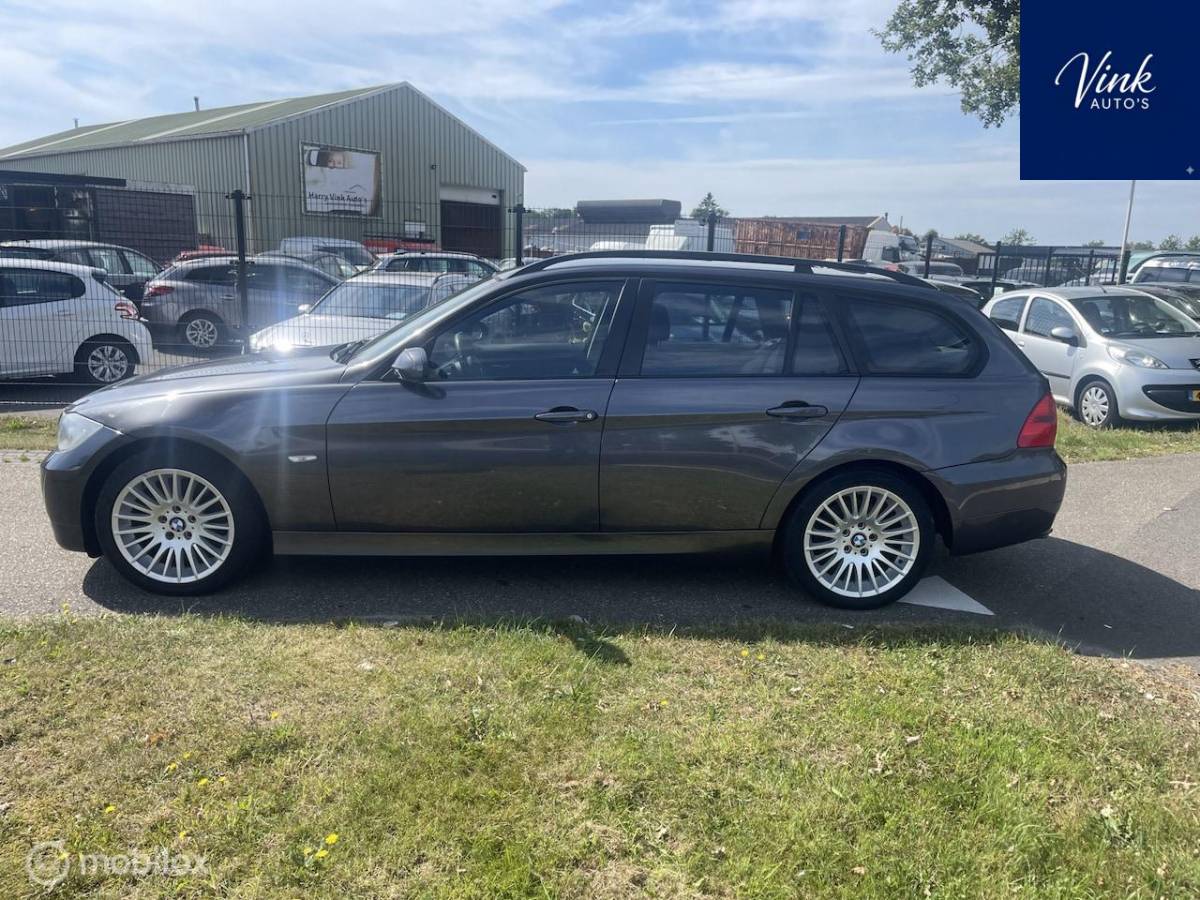 BMW 3 Serie BMW 3-serie Touring 318i Business Line AUTOMAAT|Trekhaak|Navigatie|Parkeersensoren|Climate Control