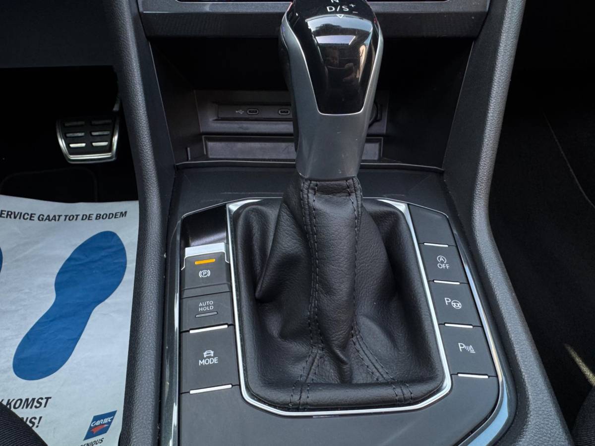 Volkswagen Tiguan Volkswagen Tiguan 1.5 TSI Life Business / Pano / IQ Light / Trekhaak