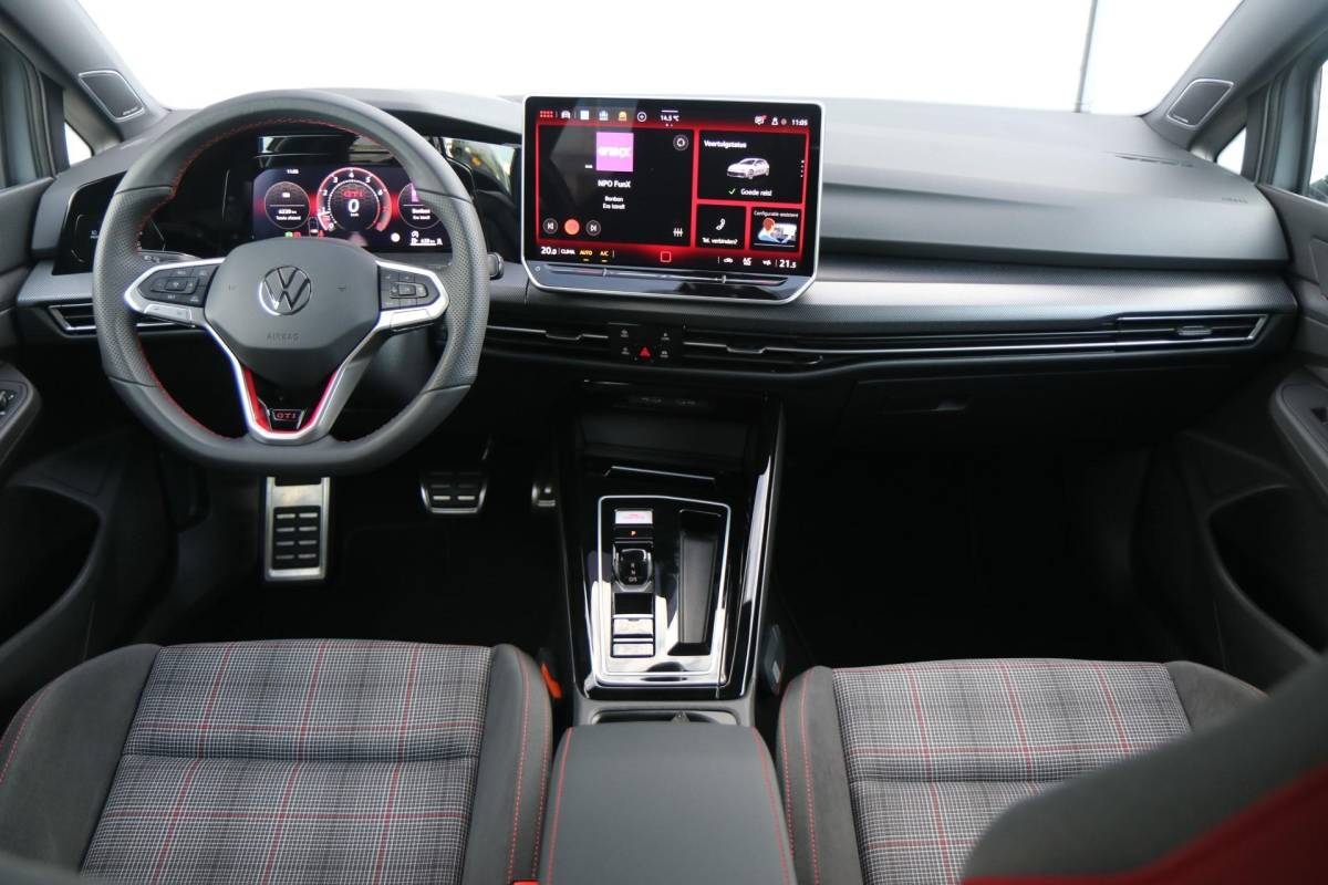 Volkswagen Golf Volkswagen Golf 2.0 TSI GTI | FACELIFT | PANO | HUD | 360 CAMERA | IQ LIGHTS