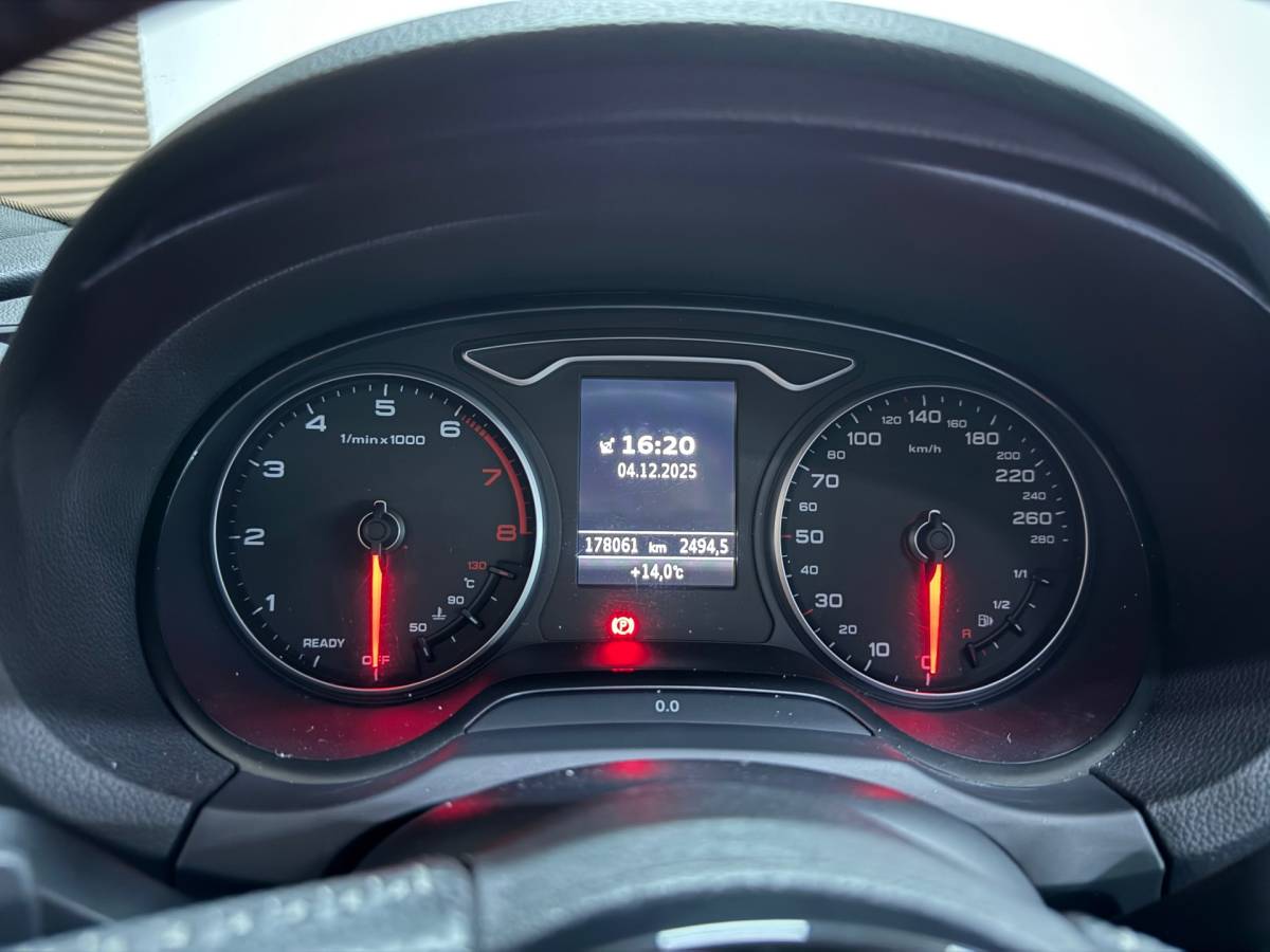 Audi A3 Audi A3 Sportback 1.5 TFSI CoD Sport S Line Edition | Pano | Sportstoelen | LED | Navigatie | Trekhaak