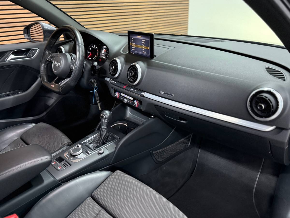 Audi A3 Audi A3 Sportback 1.5 TFSI CoD Sport S Line Edition | Pano | Sportstoelen | LED | Navigatie | Trekhaak